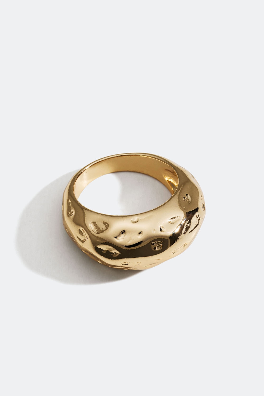 Bred gullfarget ring i hamret design i gruppen Smykker / Ringer / Brede hos Glitter (256001042)