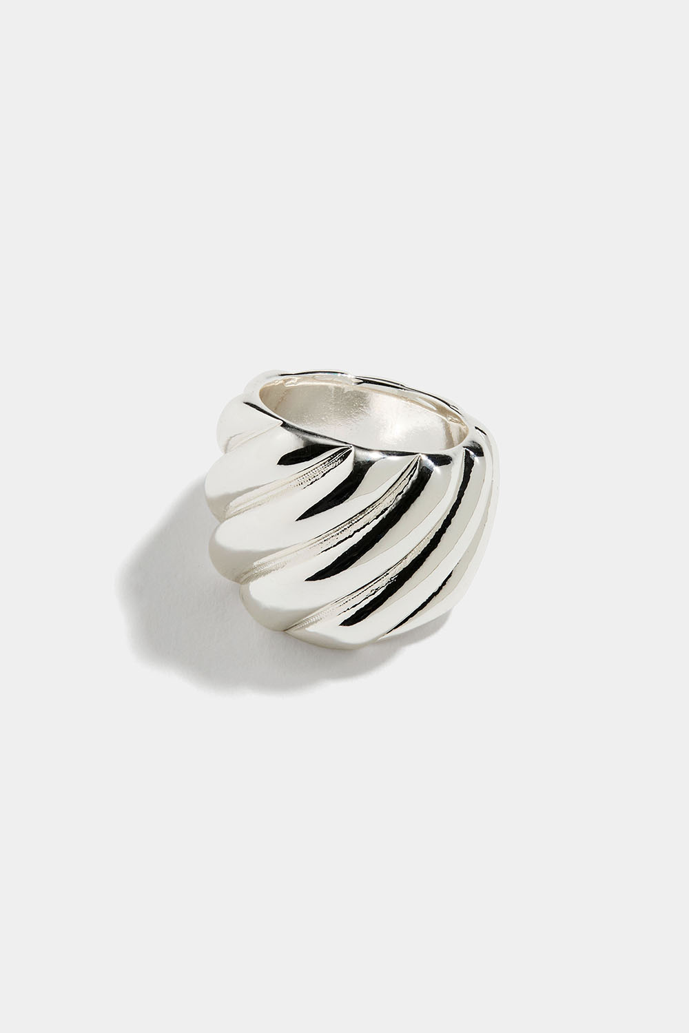 Bred ring med diagonale striper, sølvfarget i gruppen Smykker / Ringer / Brede hos Glitter (2560014710)