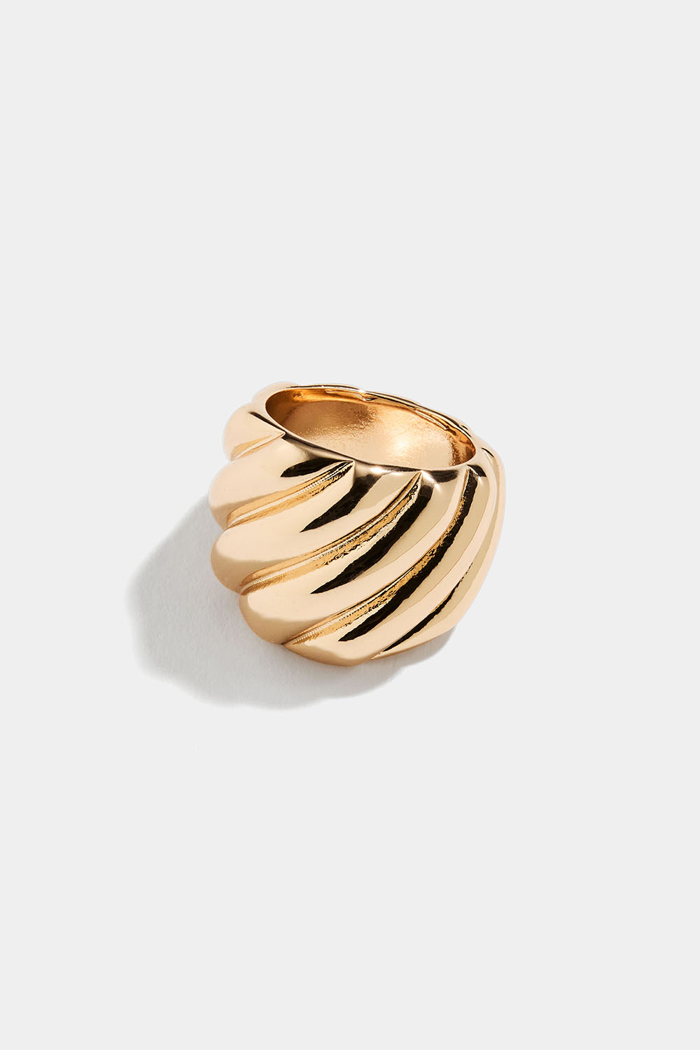 Bred ring med diagonale striper, gullfarget i gruppen Smykker / Ringer / Brede hos Glitter (2560014720)