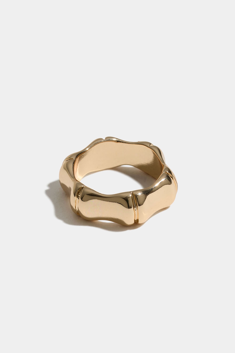 Gullfarget ring med avrundet design i gruppen Smykker / Ringer hos Glitter (2560015820)