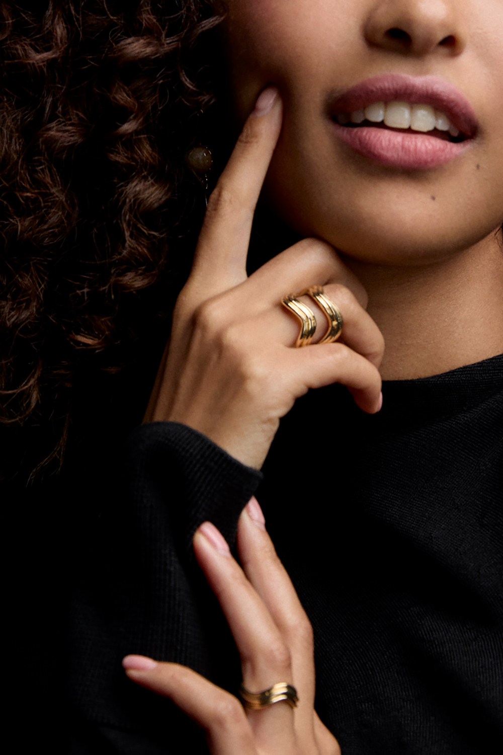 Gullfarget, riflet ring i bølgeform i gruppen Smykker / Ringer hos Glitter (2560017020)