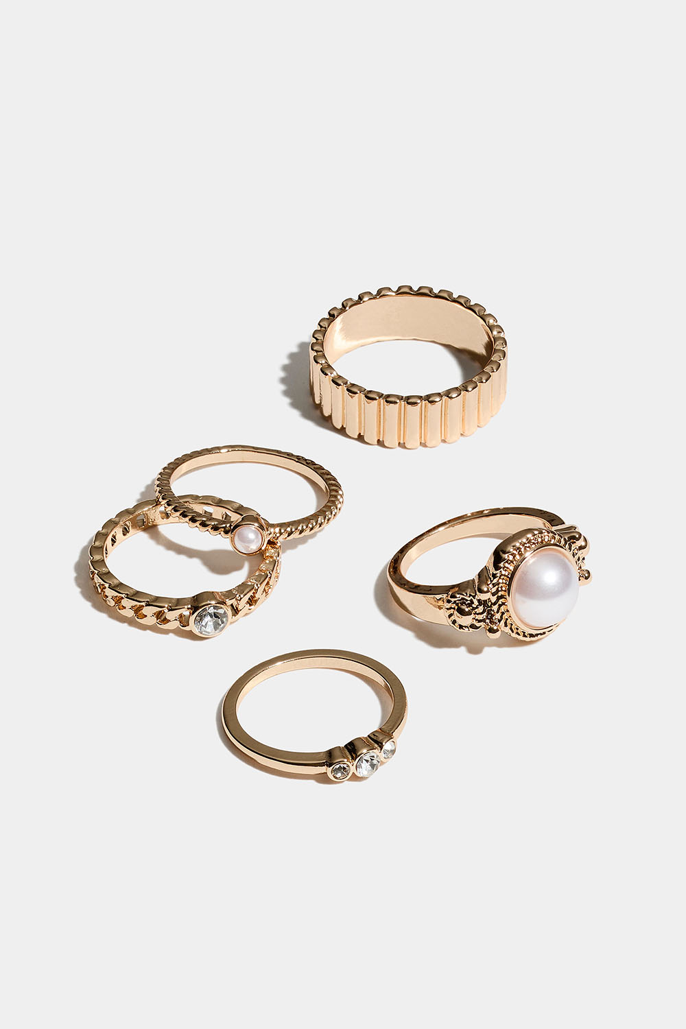 Gullfargede ringer i forskjellige størrelser med perler og glass-steiner, 5-pakning i gruppen Smykker / Ringer / Flerpakning hos Glitter (2560018020)