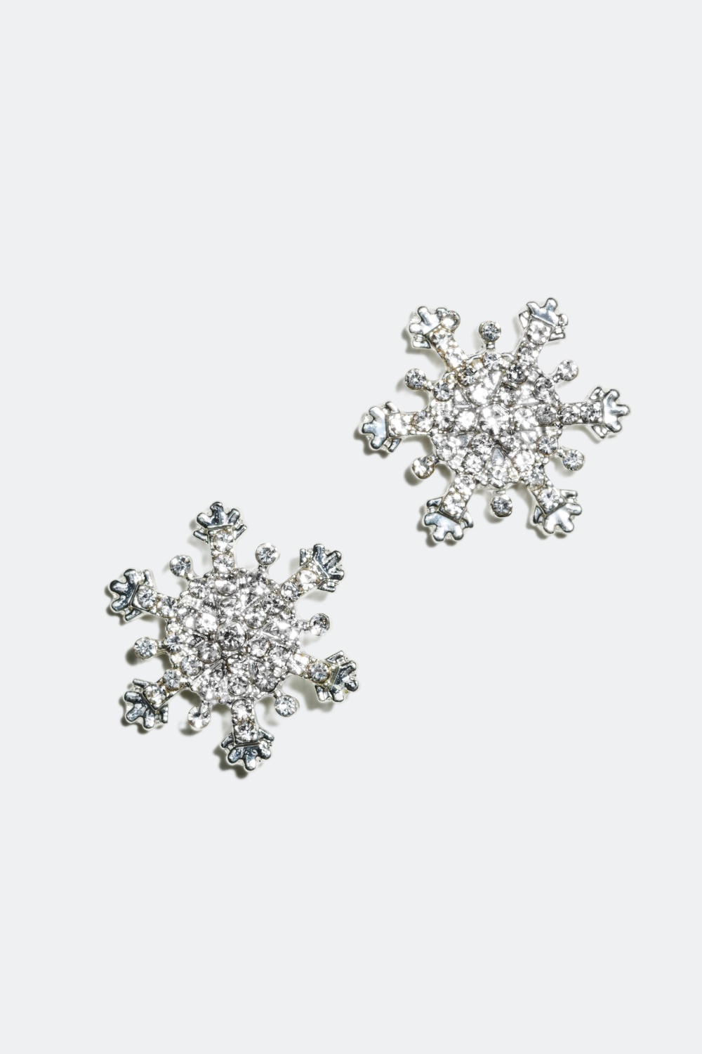 Øredobber med sølvfargede snøkrystaller i gruppen Jul / Christmas Collection hos Glitter (321587)