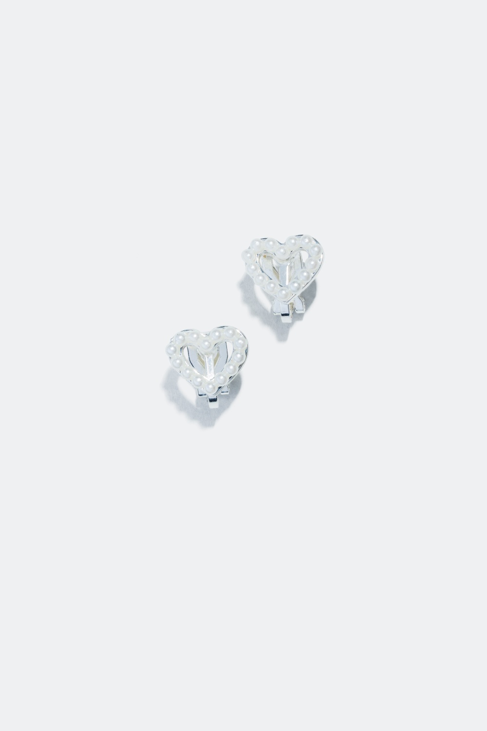 Små, hjerteformede øreklips med perler i gruppen Barn / Barnesmykker / Barneøredobber hos Glitter (323898)