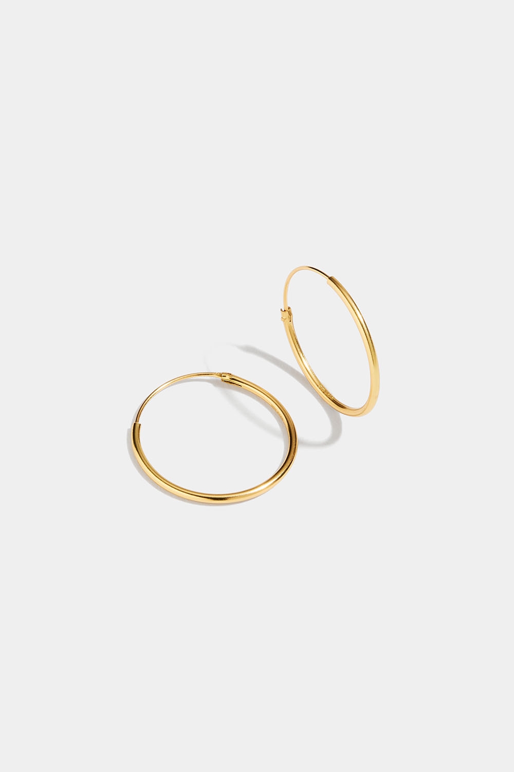 Små, tynne hoops i 18 k forgylt sølv, 2 cm i gruppen 18 K Gullbelagt sølv / Øredobber i 18 K gull hos Glitter (325470661000)