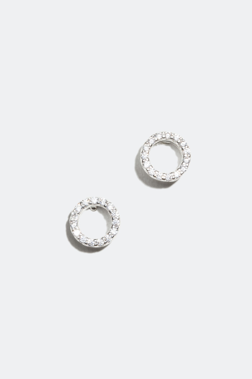 Små øredobber i ekte sølv med steinprydede ringer i gruppen Alle Smykker hos Glitter (325928)