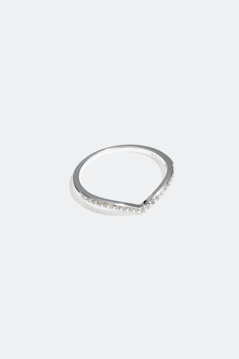 V-formet ring i ekte sølv med steiner i gruppen Smykker hos Glitter (326745)