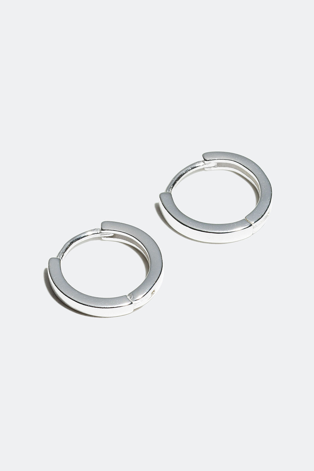 Små flate øreringer i ekte sølv, 1 cm i gruppen Ekte sølv / Sølvøredobber / Øreringer i ekte sølv hos Glitter (327321011000)