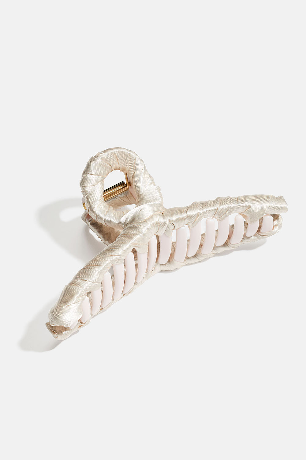 Hårklemme med hvitt stoff i silkeimitasjon i gruppen Håraccessories / Spenner & klemmer / Hårklyper hos Glitter (331002013000)