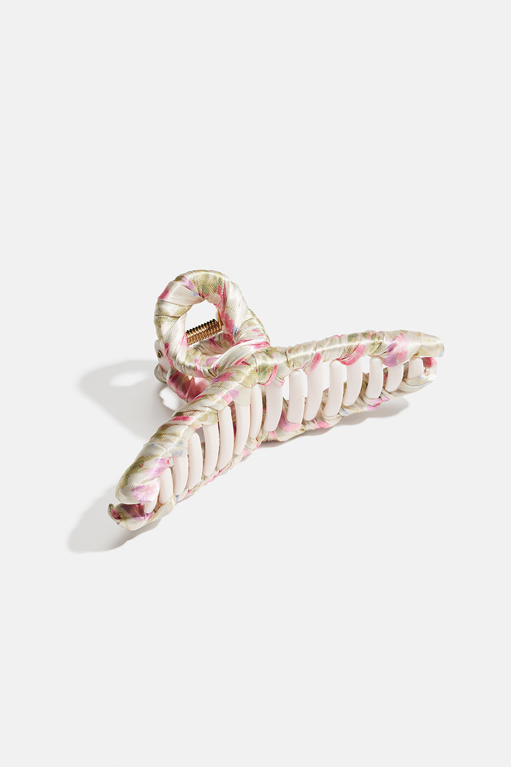 Hårklemme med blomstret stoff i silkeimitasjon i gruppen Håraccessories / Spenner & klemmer / Hårklyper hos Glitter (331002015400)