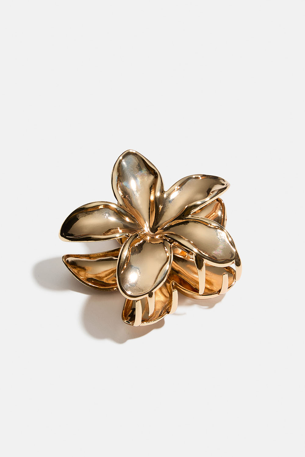 Blomsterformet hårklemme i gullfarget metall i gruppen Håraccessories / Spenner & klemmer / Hårklyper hos Glitter (331002032000)