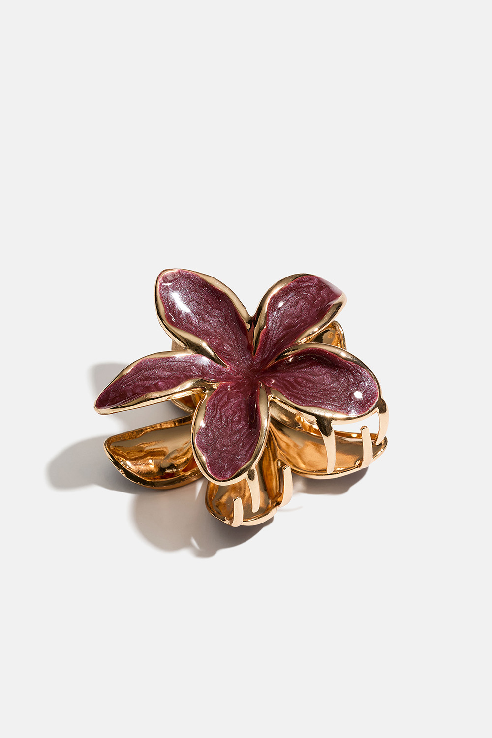 Vinrød blomsterformet hårklemme i gullfarget metall i gruppen Håraccessories / Spenner & klemmer / Hårklyper hos Glitter (331002036300)