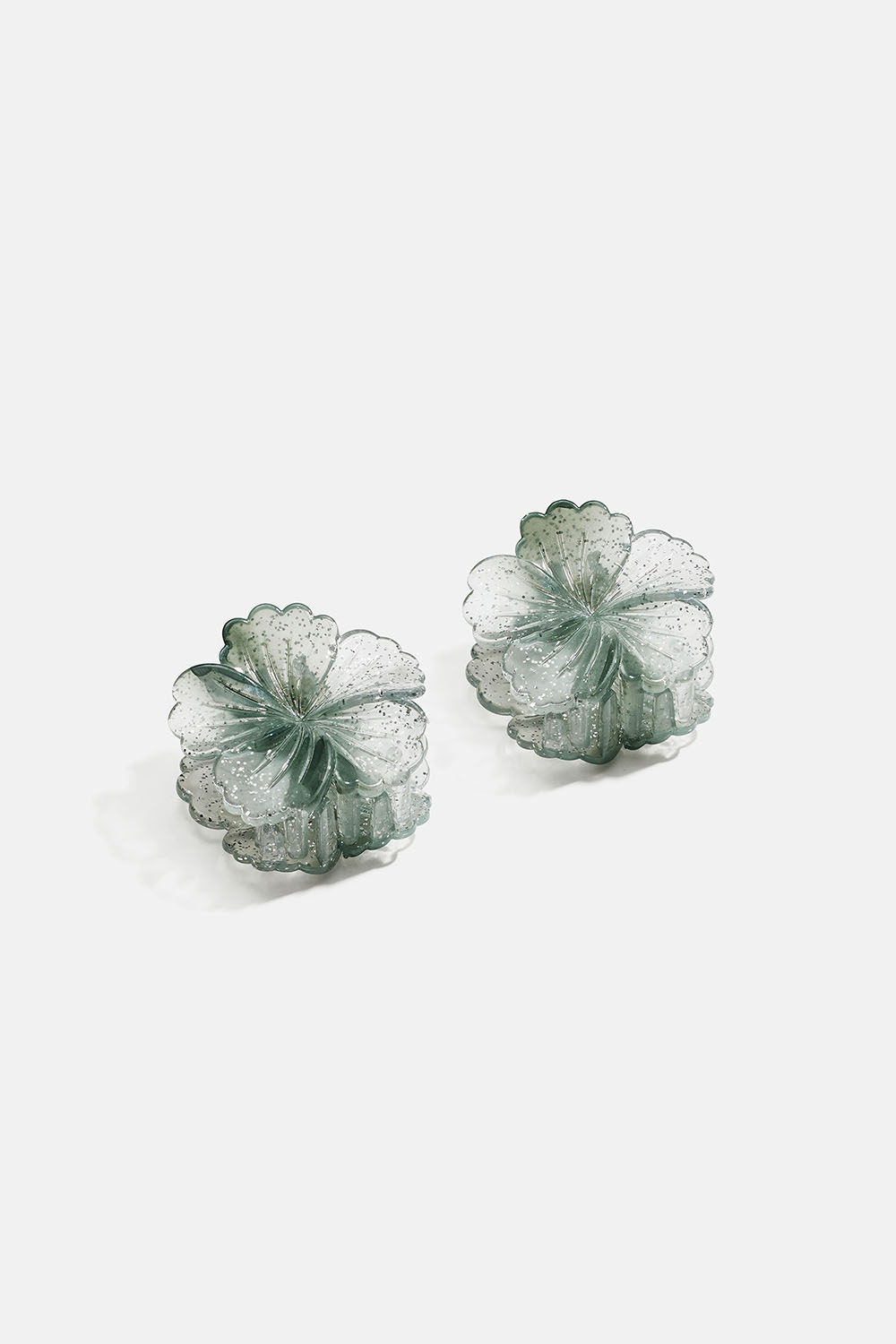 Små grønne blomsterformede hårspenner, 2-pakning i gruppen Håraccessories / Spenner & klemmer / Flerpakning hos Glitter (331002177500)