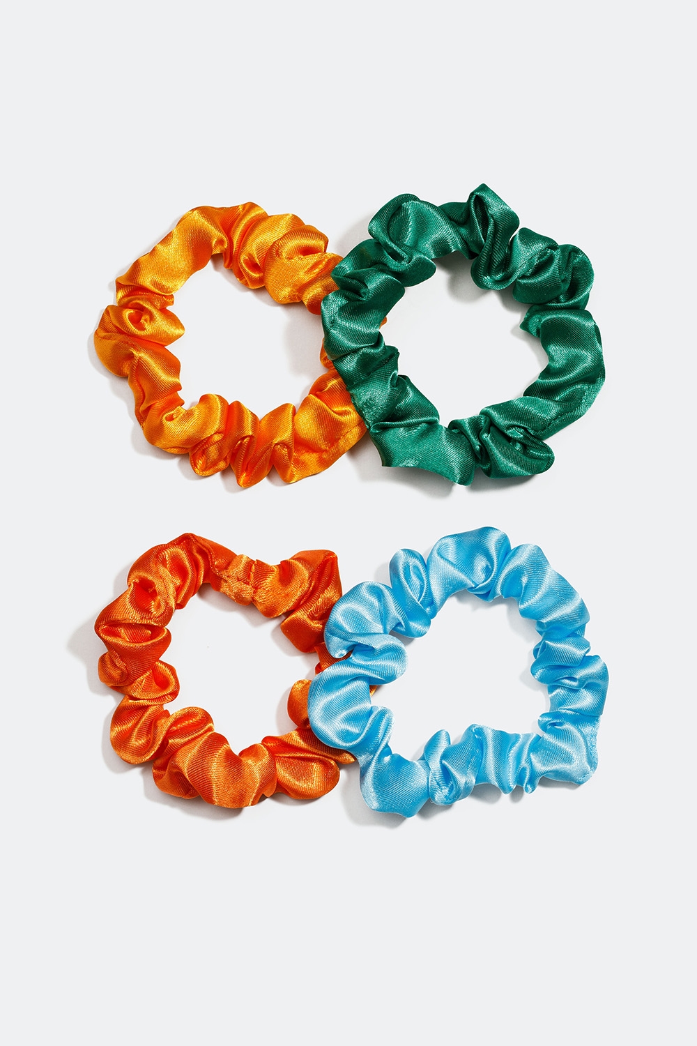 Blanke scrunchier i forskjellige farger, 4-pakning i gruppen Håraccessories / Scrunchies / Flerpakning hos Glitter (332000377800)