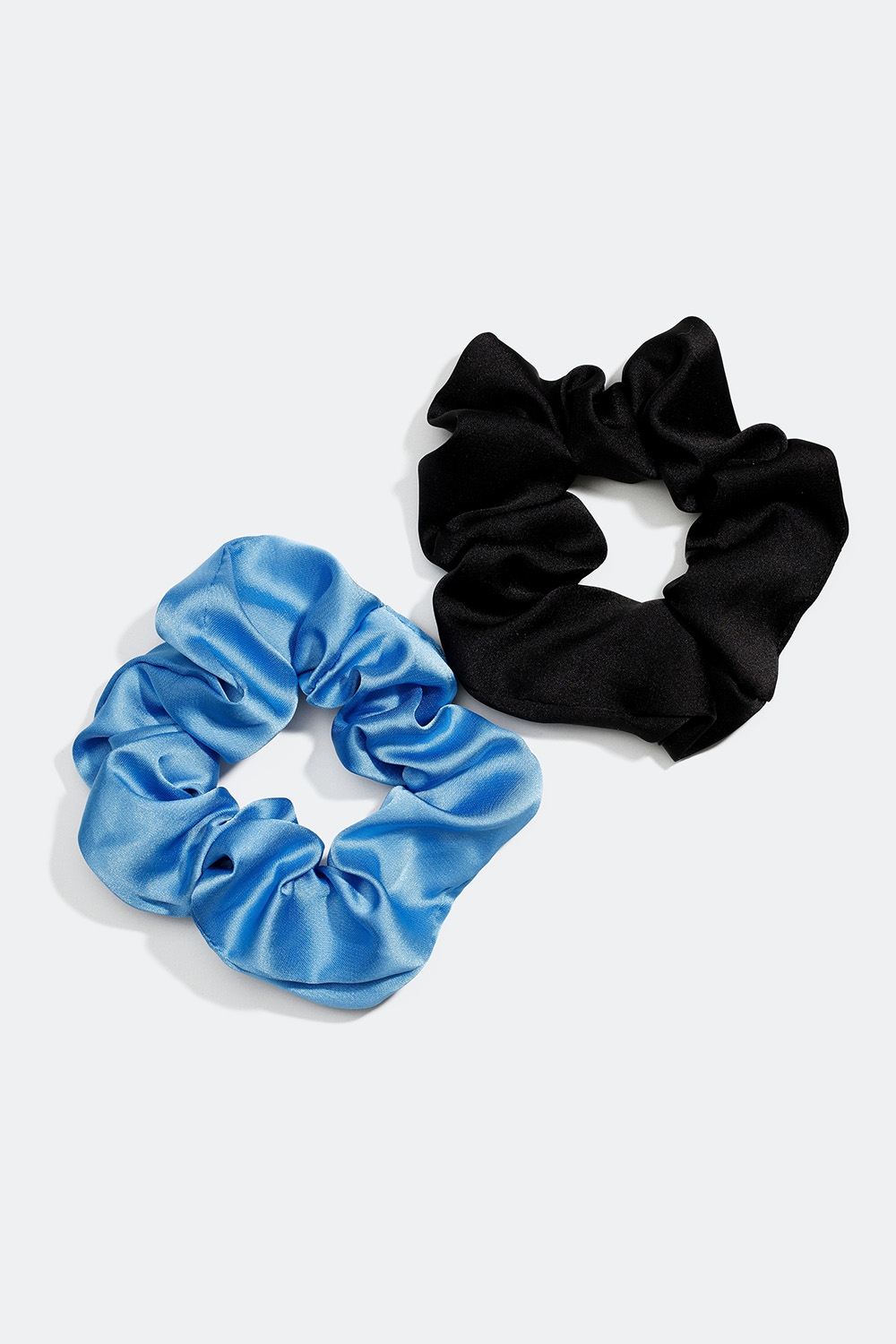 2-pakk scrunchies i blå og svart silkeimitasjon i gruppen Håraccessories / Scrunchies / Flerpakning hos Glitter (332000479400)