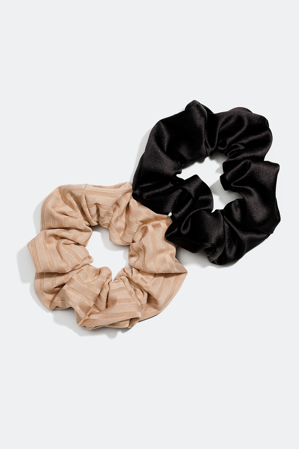 2-pakk scrunchies i beige og svart i gruppen Hårtilbehør / Scrunchies / Flerpakning hos Glitter (332000487400)