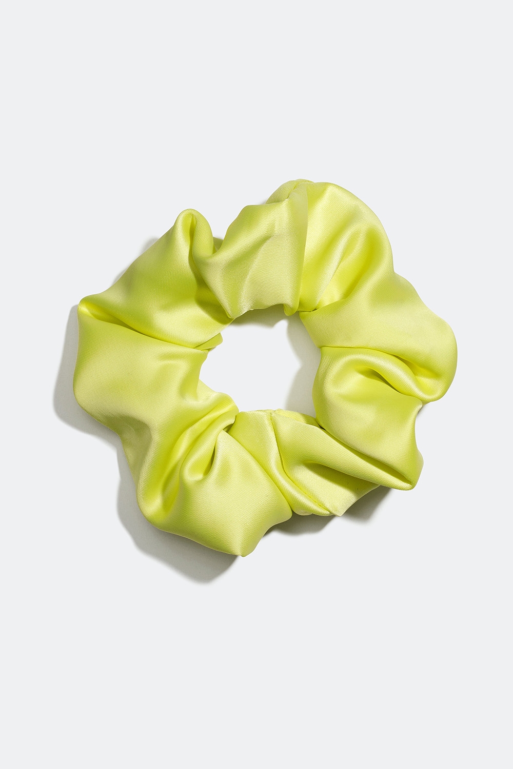 Limegrønn scrunchie i kunstsilke i gruppen Håraccessories / Scrunchies hos Glitter (332000527600)