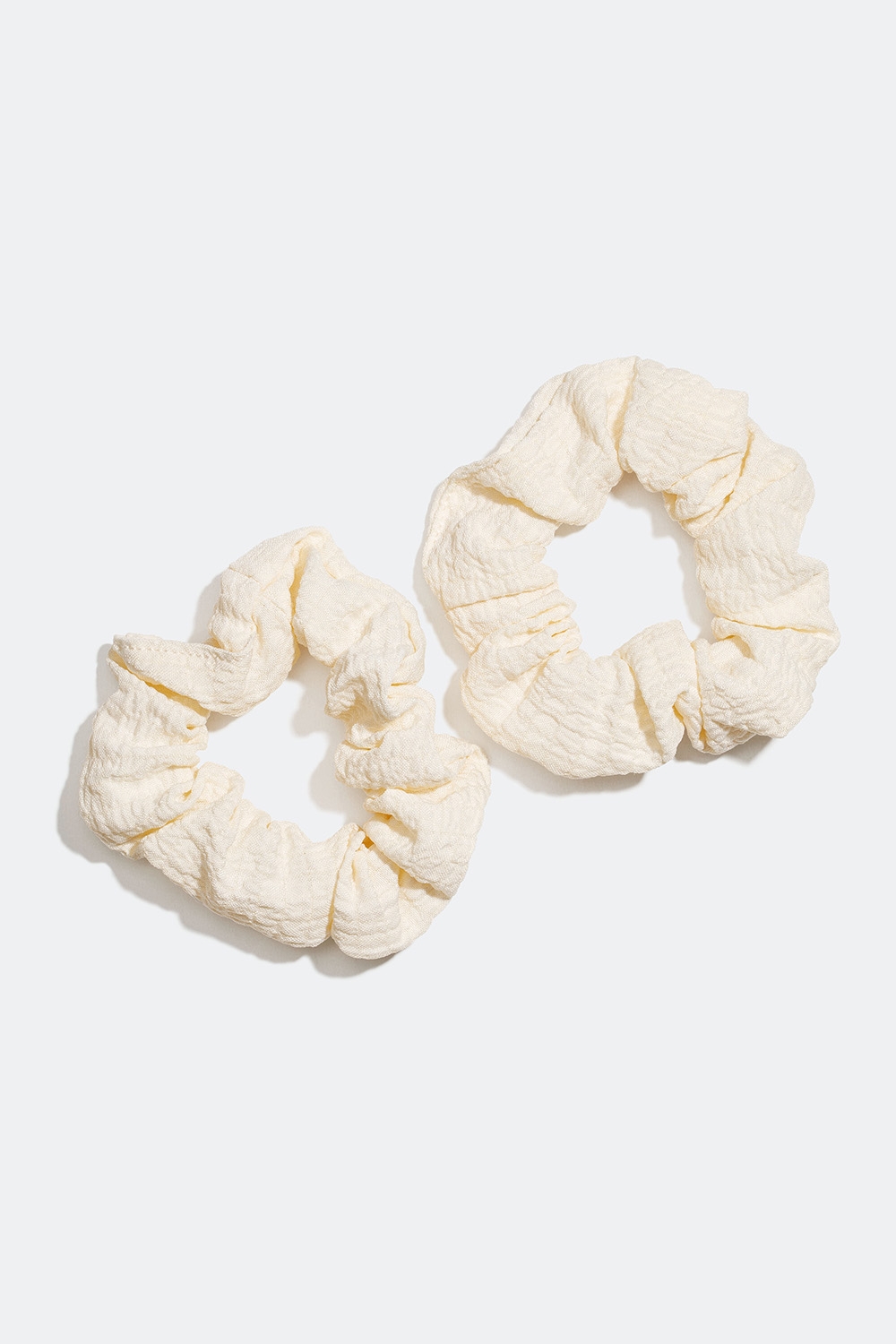 Små, kreppede, hvite scrunchies, 2-pakning i gruppen Store week / hos Glitter (332000663100)