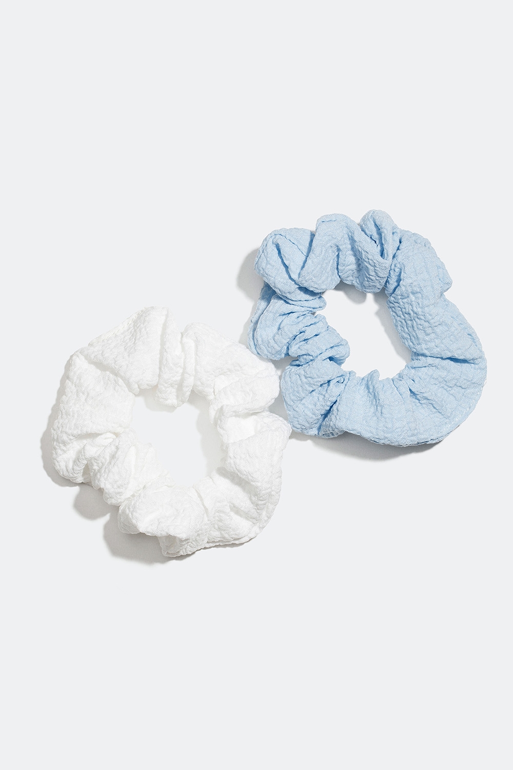 Små, kreppede, blå og hvite scrunchies, 2-pakning i gruppen Håraccessories / Scrunchies / Flerpakning hos Glitter (332000667100)