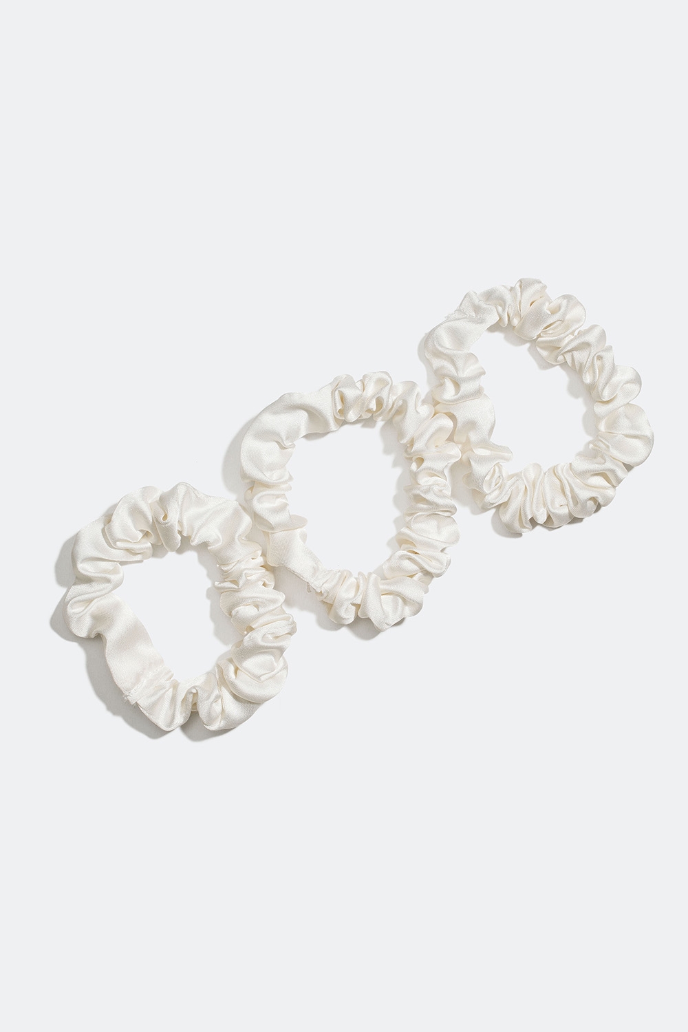 Hvite, glinsende scrunchies, 3-pakning i gruppen Håraccessories / Scrunchies / Flerpakning hos Glitter (332000673100)