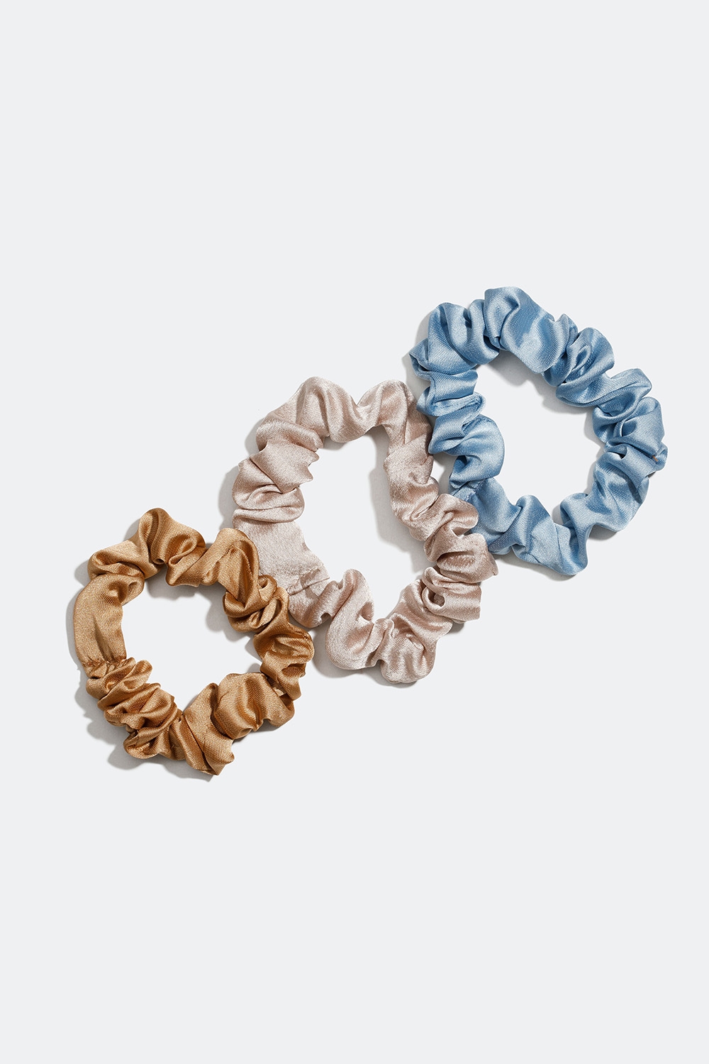 Blanding av beige og blå, glinsende scrunchies, 3-pakning i gruppen Håraccessories / Scrunchies / Flerpakning hos Glitter (332000677100)