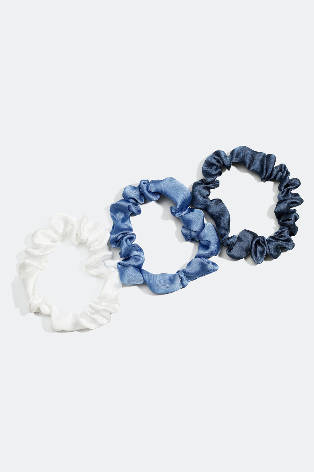 Blå og hvit miks av skinnende scrunchies, 3-pakning i gruppen Håraccessories / Scrunchies / Flerpakning hos Glitter (332000677400)