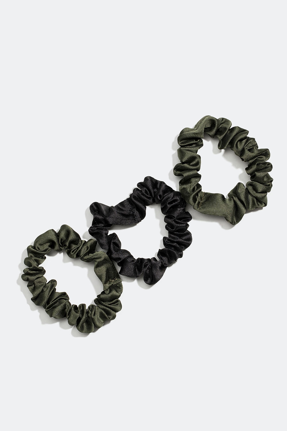 Blanding av grønne og svarte, glinsende scrunchies, 3-pakning i gruppen Håraccessories / Scrunchies / Flerpakning hos Glitter (332000677700)