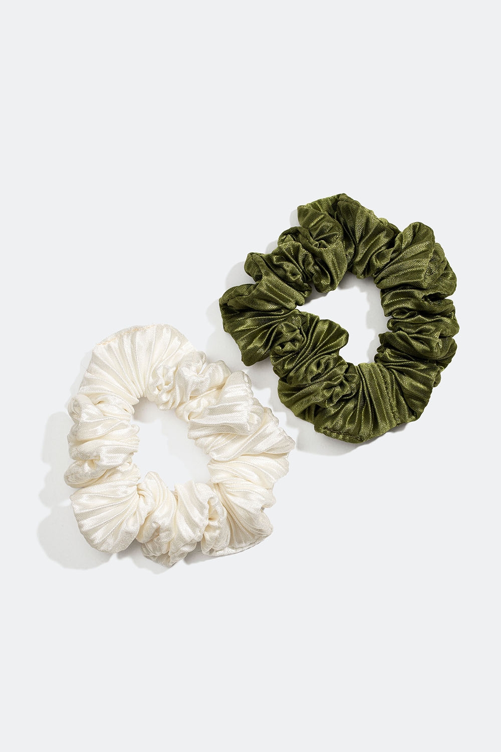 Grønne og hvite, plisserte scrunchier, 2-pakning i gruppen Håraccessories / Scrunchies / Flerpakning hos Glitter (332000767800)
