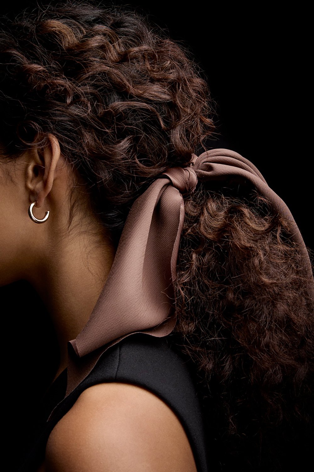 Brun scrunchie med sløyfehale i gruppen Håraccessories / Scrunchies / Scrunchier med tørkledetalj hos Glitter (332000798200)