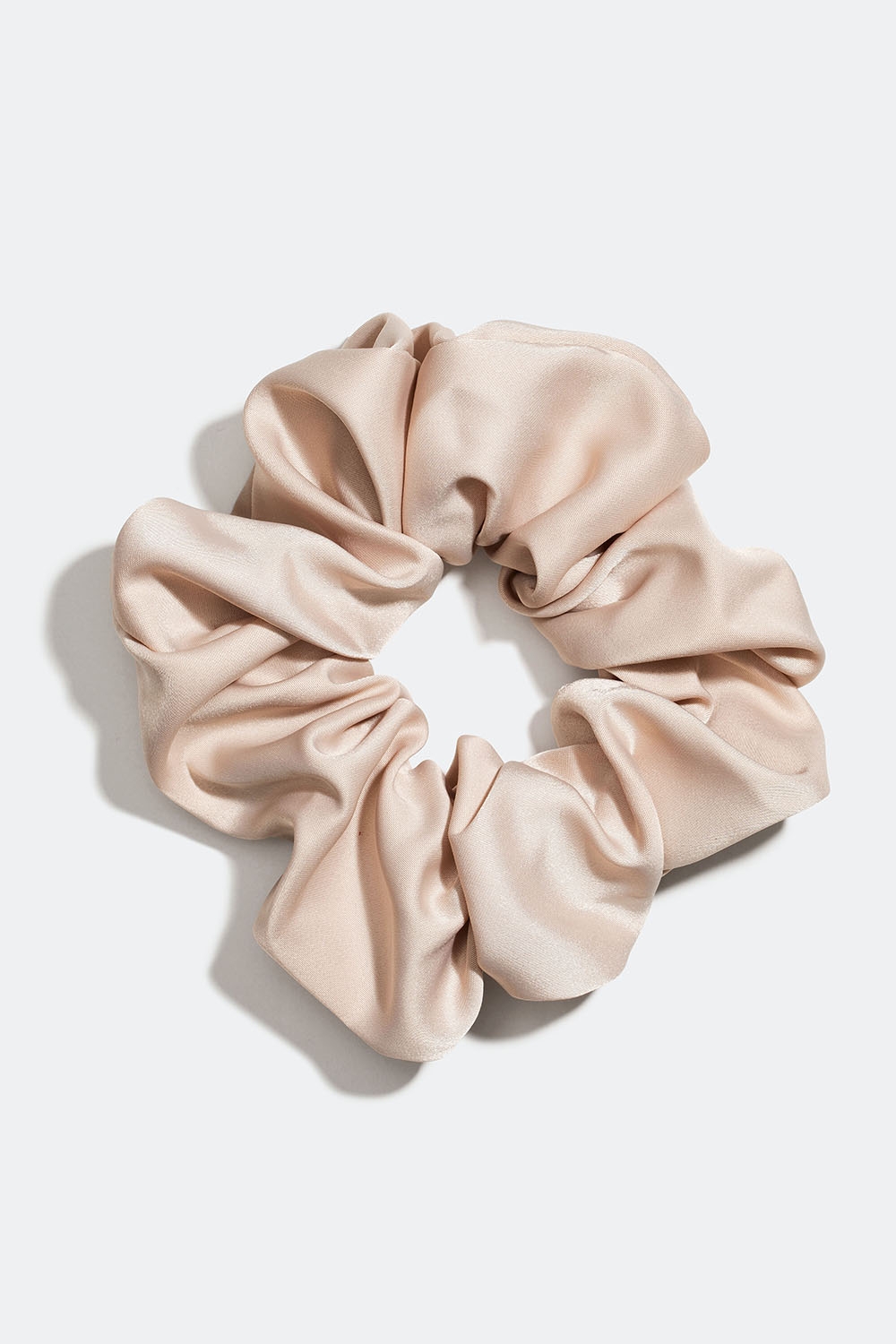 Beige scrunchie i kunstsilke i gruppen Håraccessories / Scrunchies hos Glitter (332000828300)