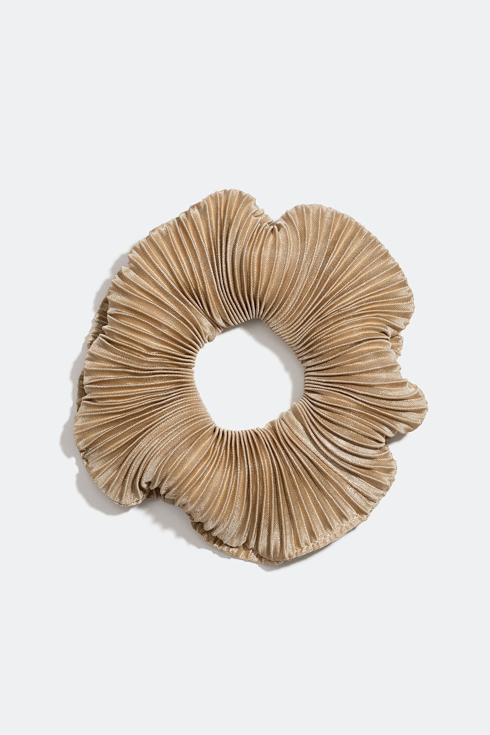 Beige scrunchie i plissert kunstsilke i gruppen Håraccessories / Scrunchies hos Glitter (332000838300)