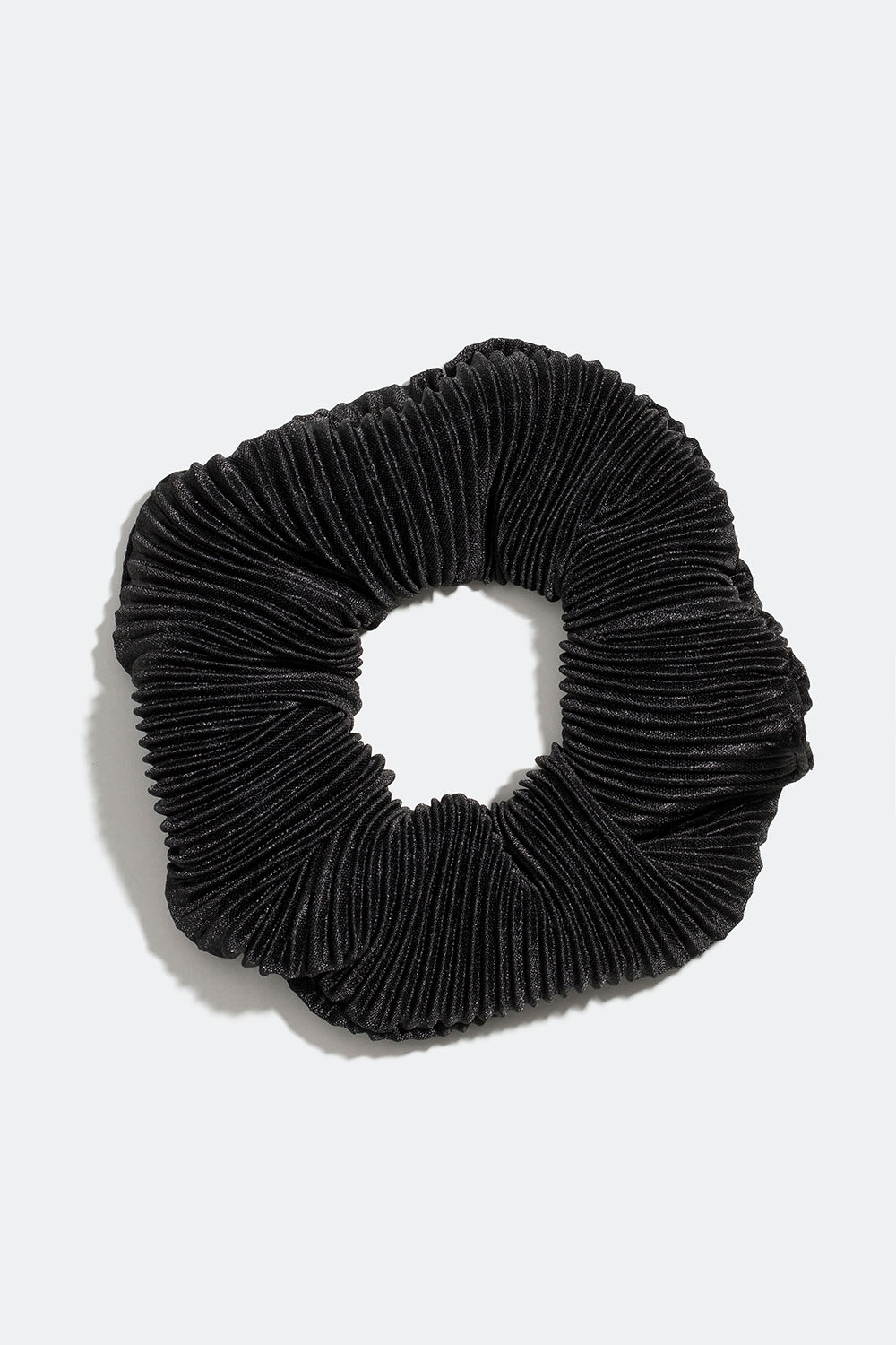 Svart scrunchie i plissert kunstsilke i gruppen Håraccessories / Scrunchies hos Glitter (332000839000)