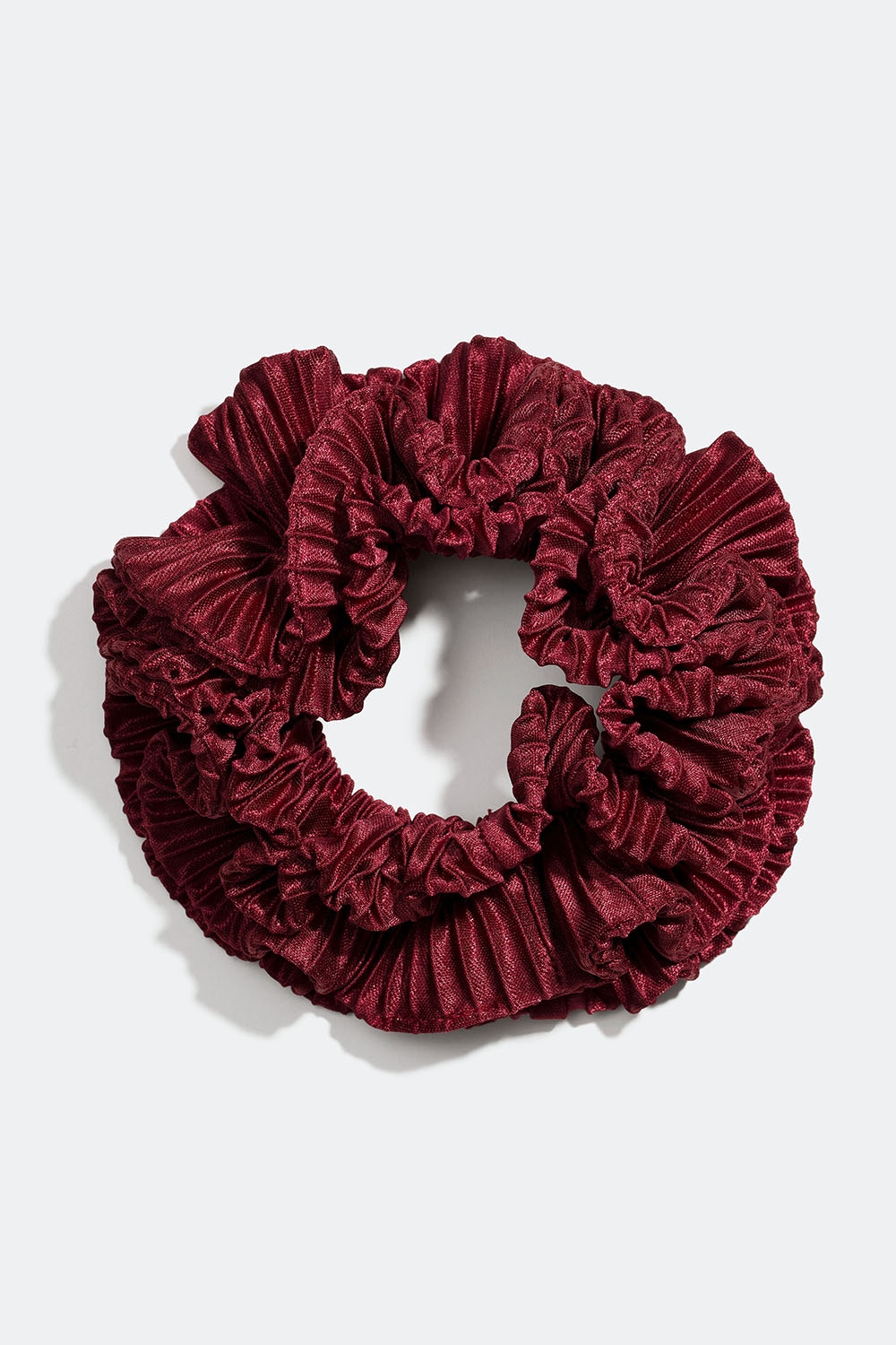 Mørkerød scrunchie med volanger i plissert kunstsilke i gruppen Håraccessories / Scrunchies hos Glitter (332000866300)