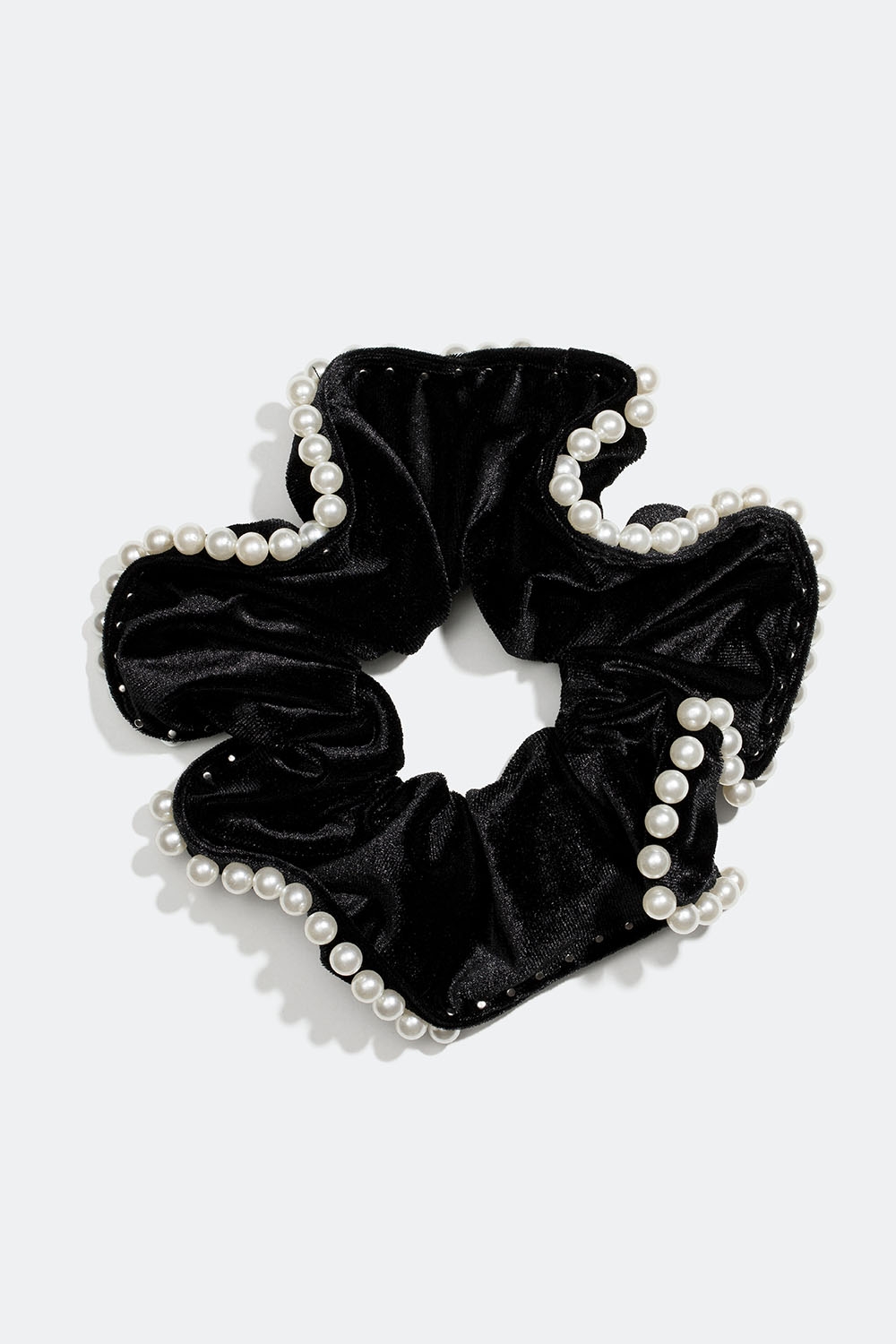 Stor, svart scrunchie i imitert fløyel med hvite perler i gruppen Håraccessories / Scrunchies hos Glitter (332000889000)