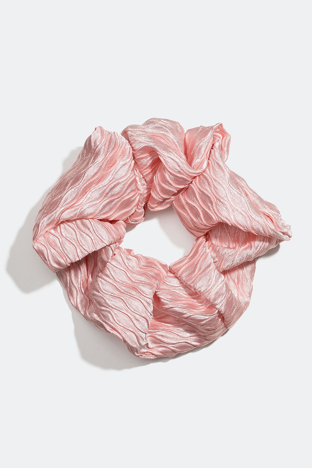 Stor, rosa scrunchie i plissert stoff i gruppen Håraccessories / Scrunchies hos Glitter (332000895100)