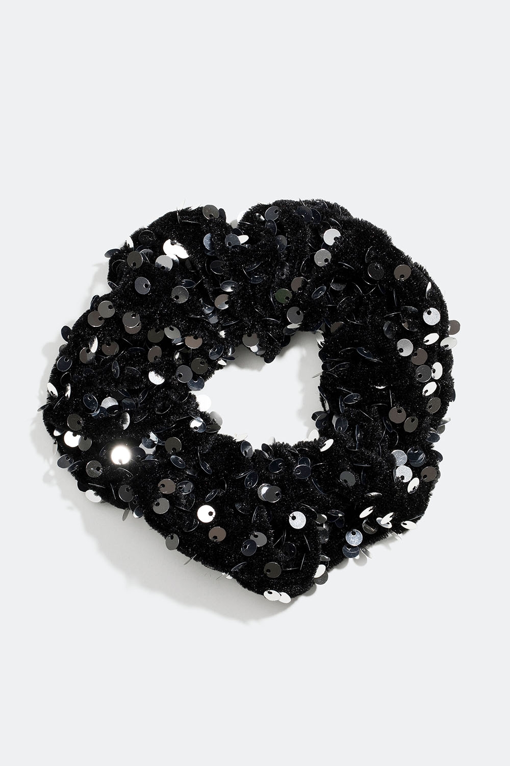 Svart scrunchie i imitert fløyel med sølvfargede paljetter i gruppen Håraccessories / Scrunchies hos Glitter (332000921000)