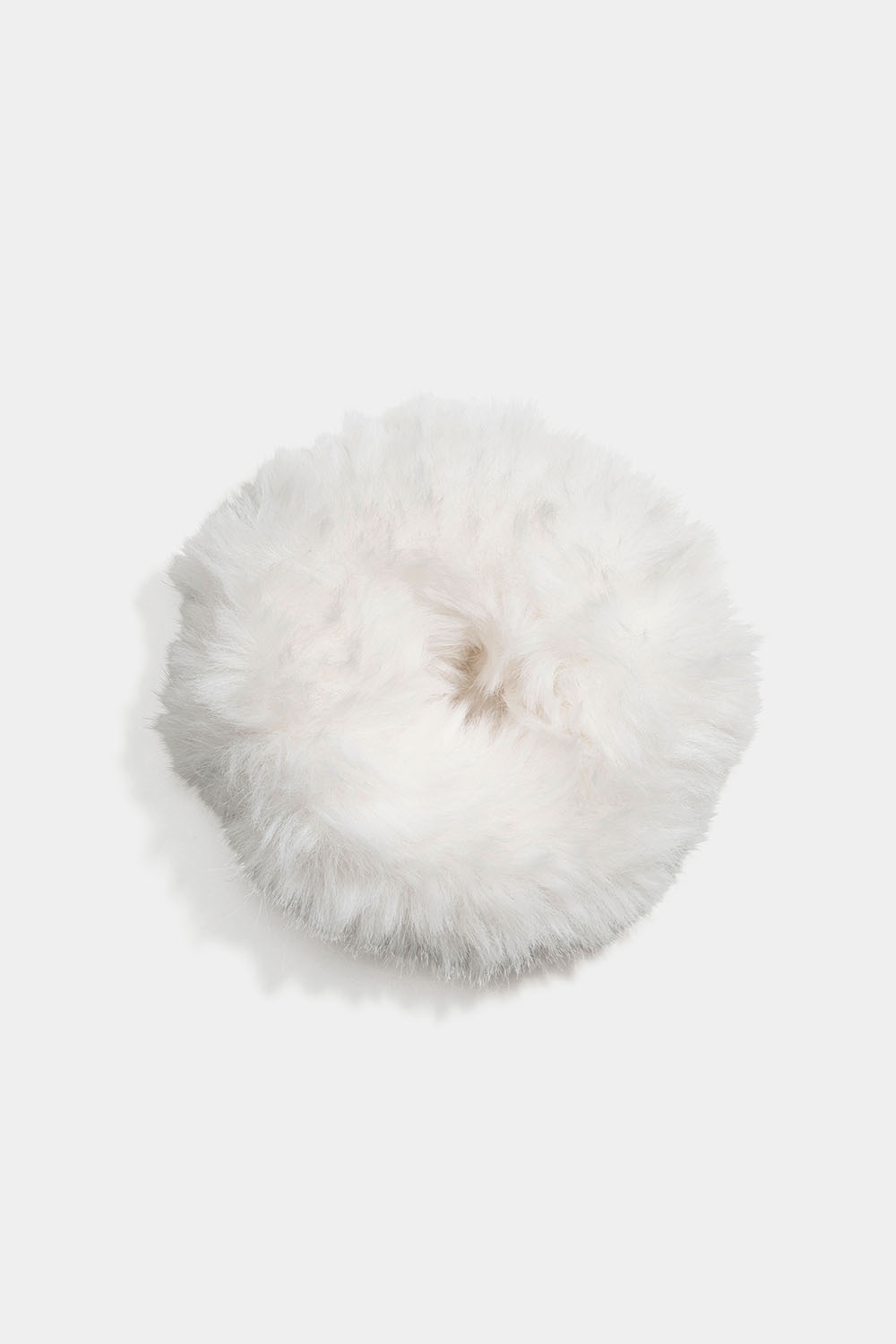 Fluffy scrunchie i hvitt i gruppen Håraccessories / Scrunchies hos Glitter (332000963100)