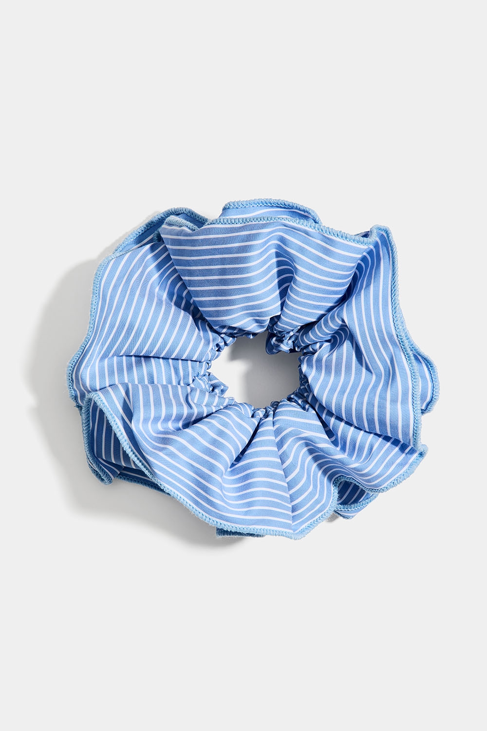 Blå og hvit stripete scrunchie i gruppen Håraccessories / Scrunchies hos Glitter (332001307400)