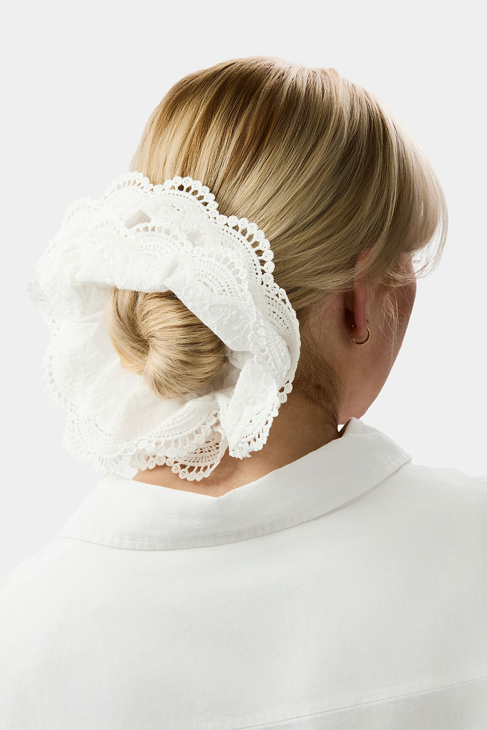 Hårbånd i brodert stoff i gruppen Håraccessories / Scrunchies / Mega-scrunchies hos Glitter (332001313000)