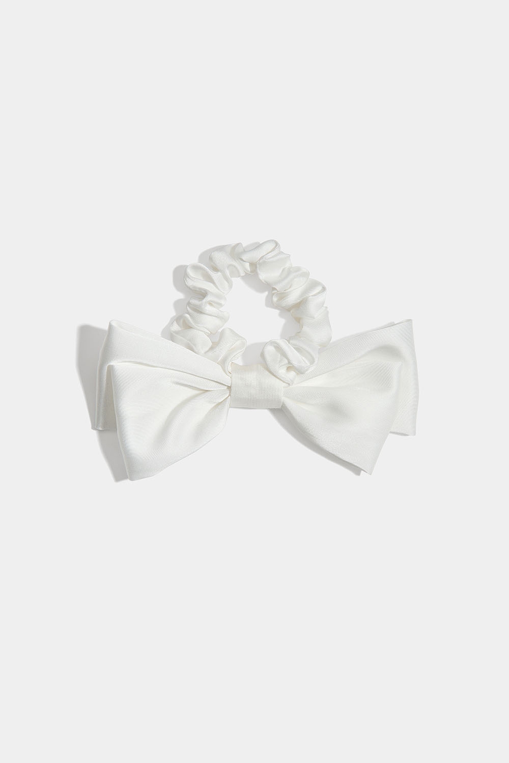 Hvit scrunchie med sløyfe i gruppen Håraccessories / Scrunchies hos Glitter (332001323000)