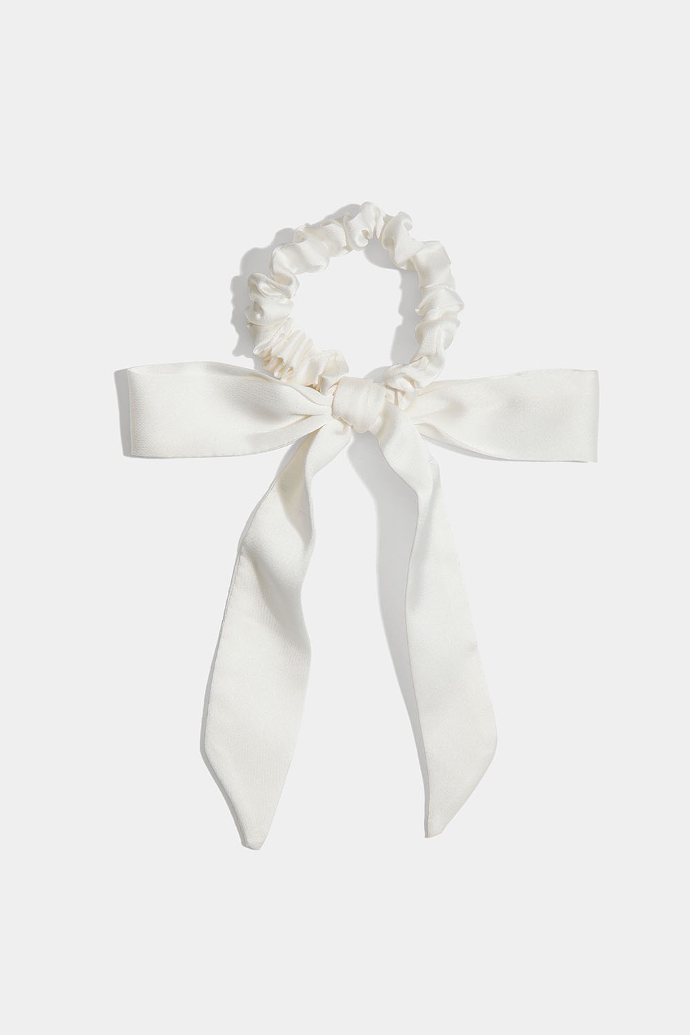 Hvit scrunchie med sløyfe og langt bånd i gruppen Håraccessories / Scrunchies / Scrunchier med tørkledetalj hos Glitter (332001333000)