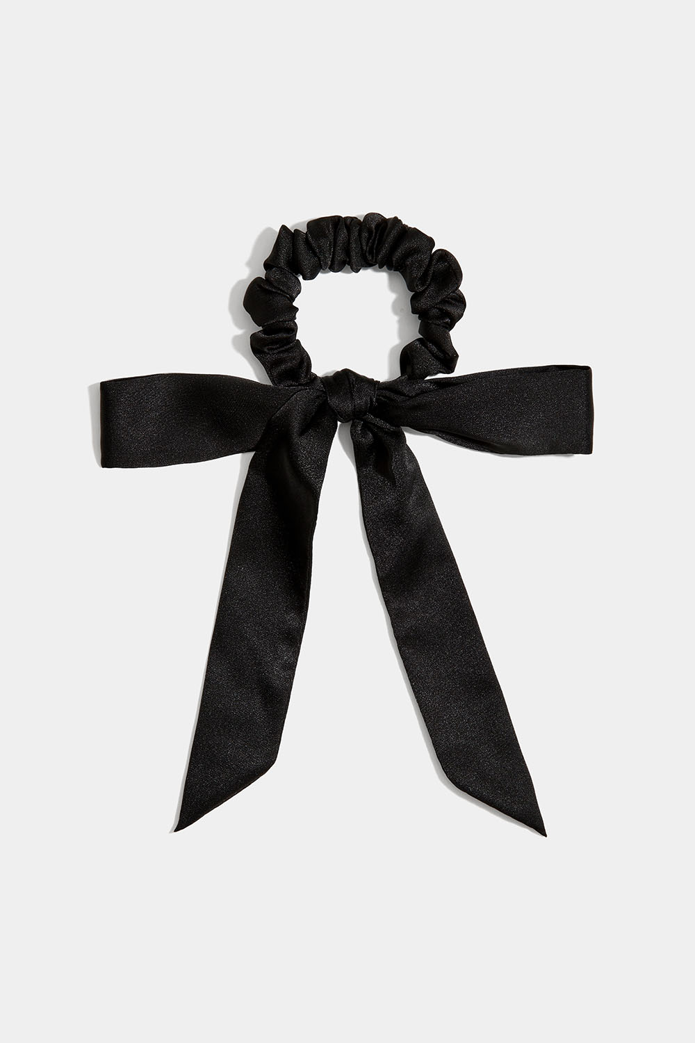 Sort scrunchie med sløyfe og langt bånd i gruppen Håraccessories / Scrunchies / Scrunchier med tørkledetalj hos Glitter (332001339000)