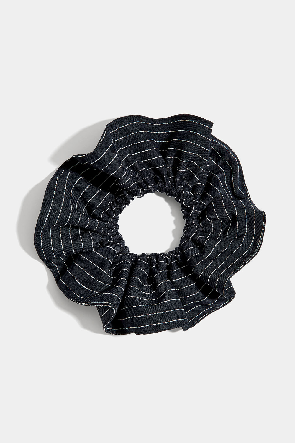Stor nålestripet scrunchie i gruppen Håraccessories / Scrunchies hos Glitter (332001387200)