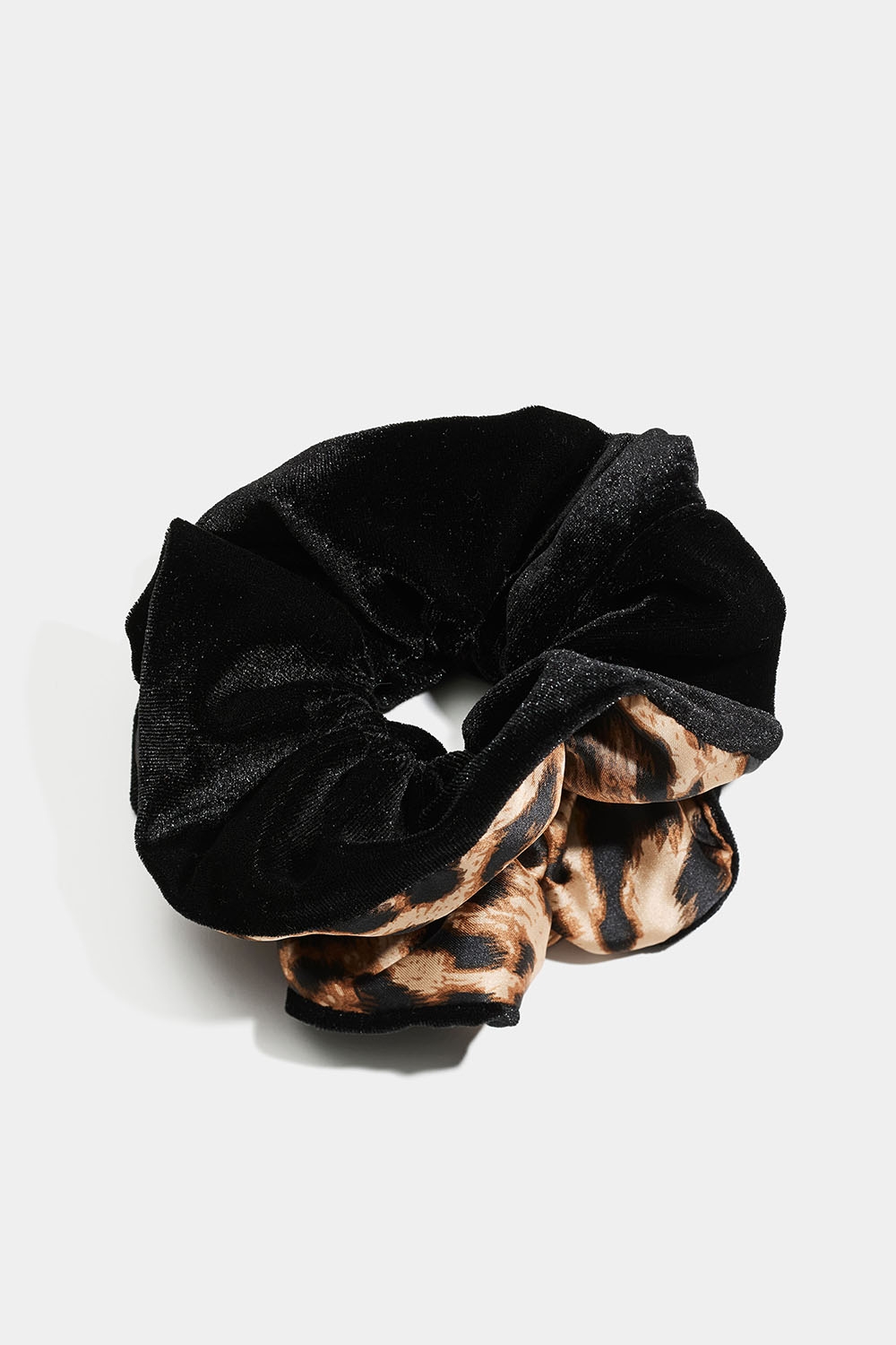 Scrunchie i svart fløyel og leopardmønster i gruppen Store week / hos Glitter (332001480500)