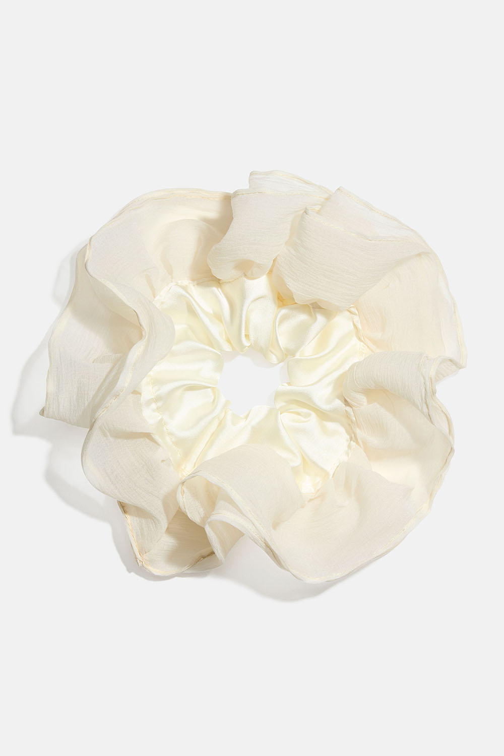 Stor hvit scrunchie i hvit silkeimitasjon og organza i gruppen Store week / hos Glitter (332001588300)