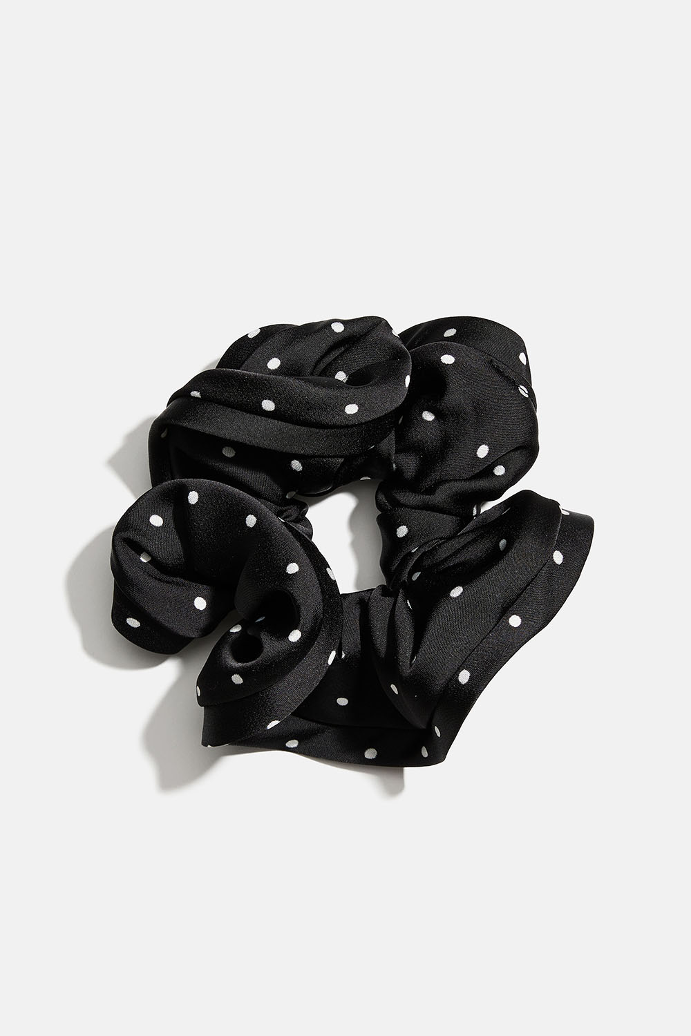 Stor svart scrunchie i silkeimitasjon med prikker i gruppen Håraccessories / Scrunchies hos Glitter (332001599400)