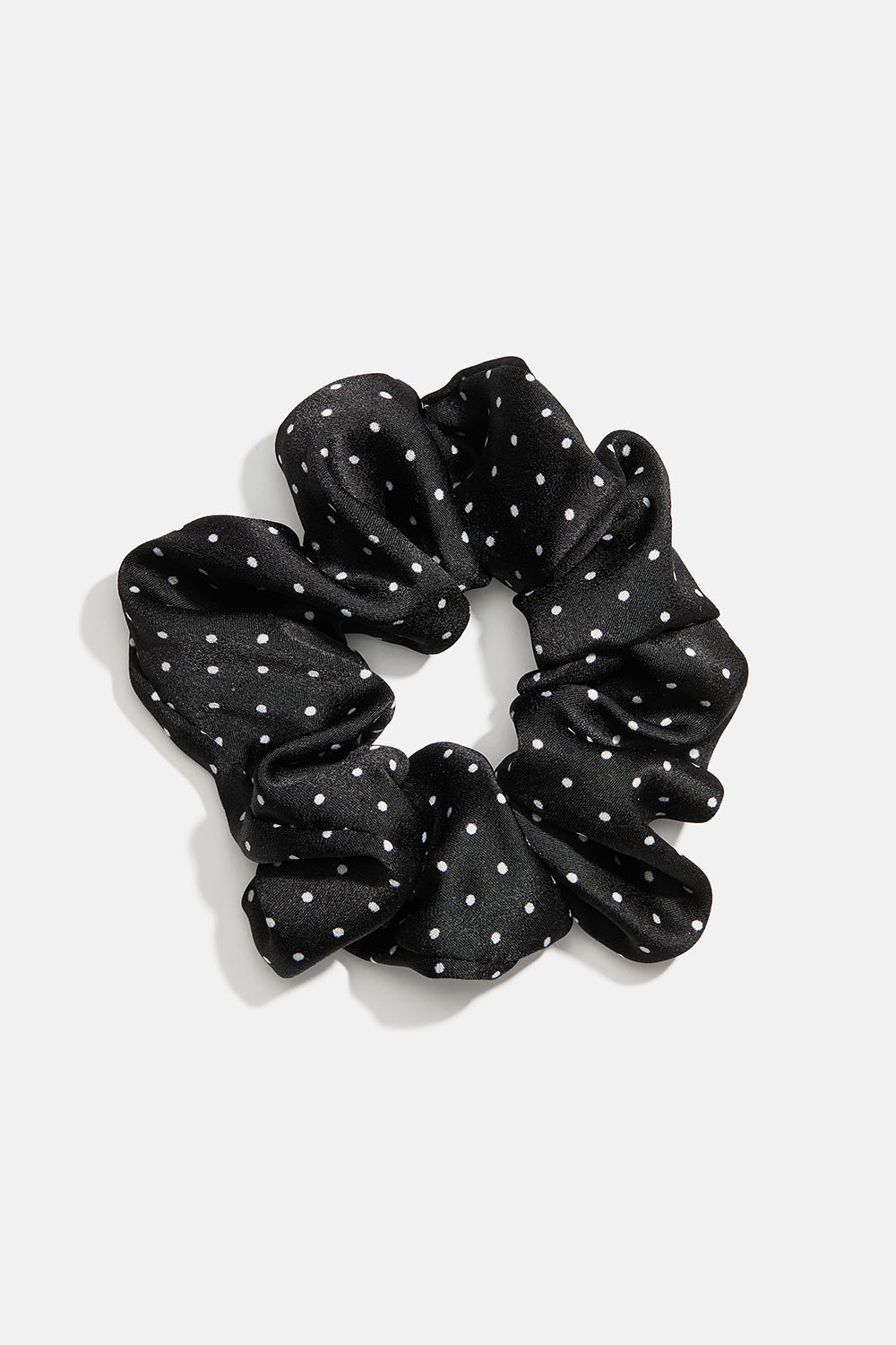 Svart scrunchie i silkeimitasjon med hvite prikker i gruppen Håraccessories / Scrunchies hos Glitter (332001629400)
