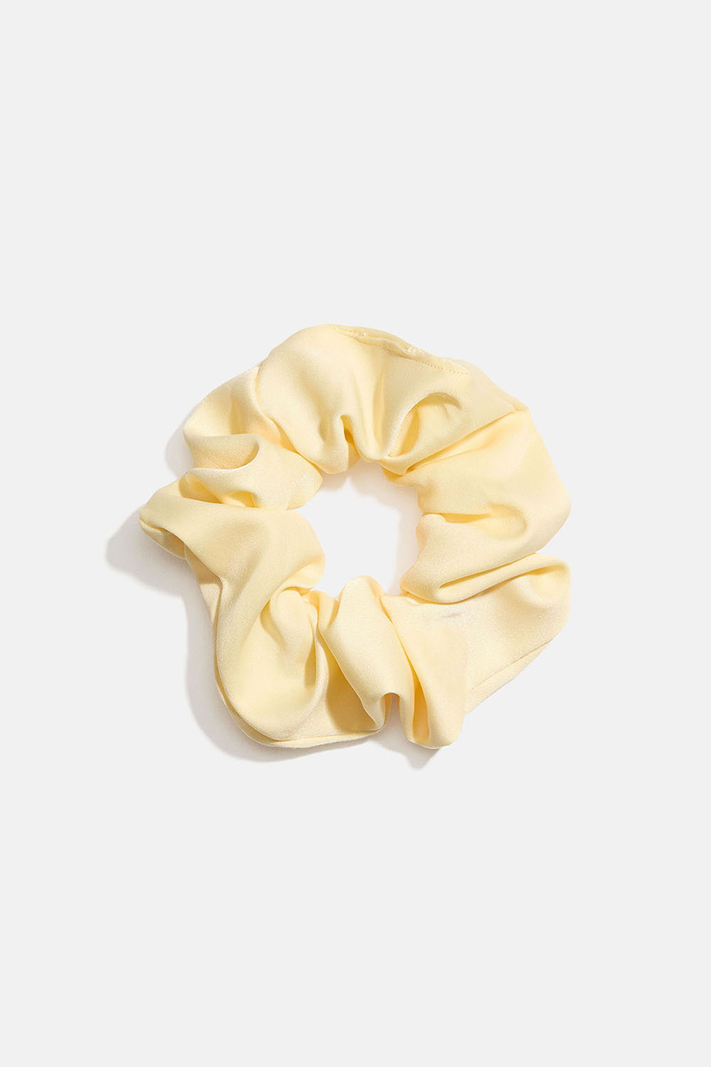 Liten gul scrunchie i imitert silke i gruppen Håraccessories / Scrunchies hos Glitter (332001644000)