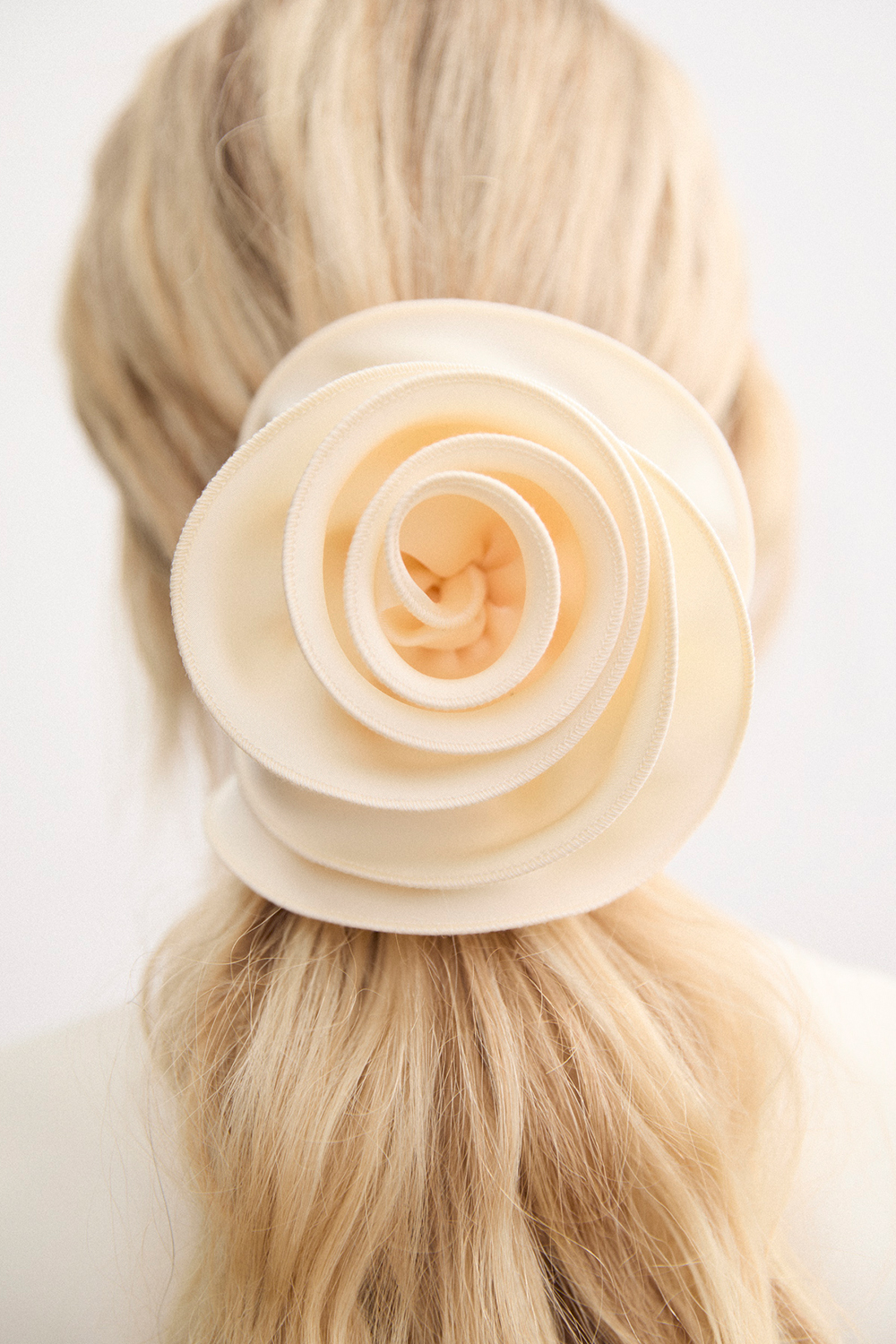 Hvit scrunchie med stor rose i gruppen Håraccessories / Scrunchies / Mega-scrunchies hos Glitter (332002003100)