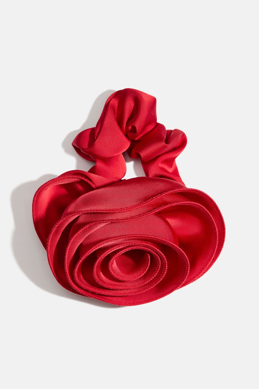 Rød scrunchie med stor rose i gruppen Håraccessories / Scrunchies / Mega-scrunchies hos Glitter (332002006000)